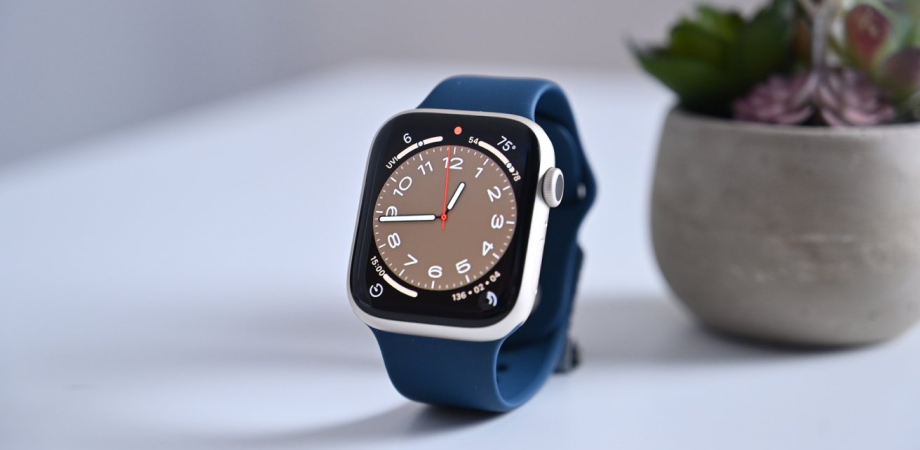 часы Apple Watch Series 8 на столе