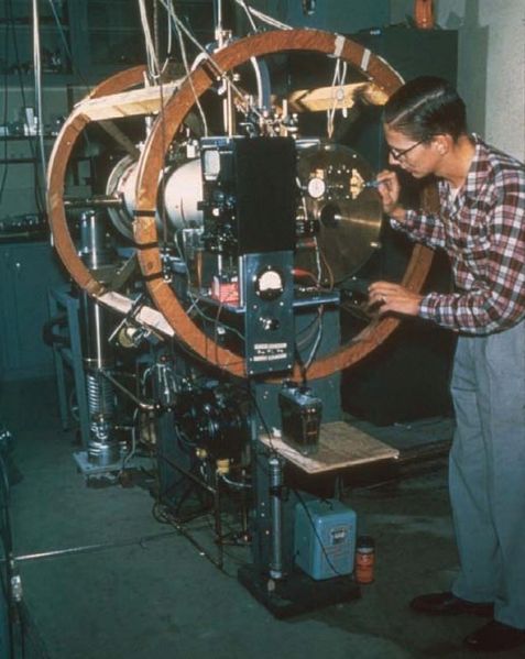Первые атомные часы NBS-1, разработанные британцем Луи Эссеном