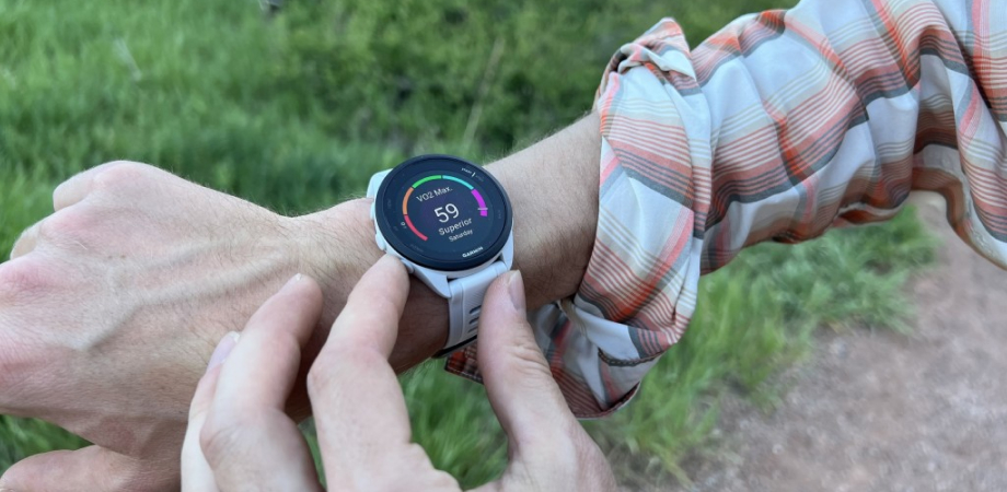 смартгодинник Garmin Forerunner 165 на зап’ясті спортсмена