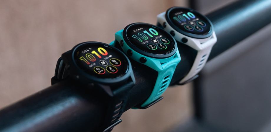 смартгодинник Garmin Forerunner 265 на різному кольорі ремінця
