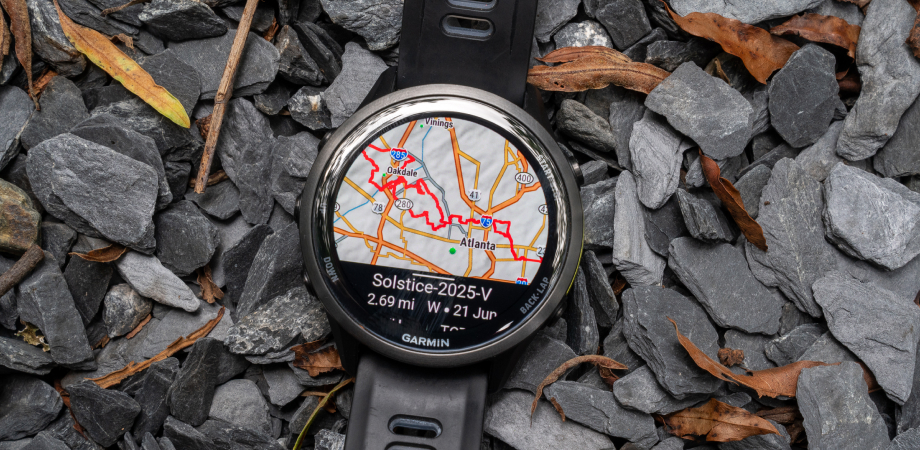 смартгодинник Garmin Forerunner 970 на землі