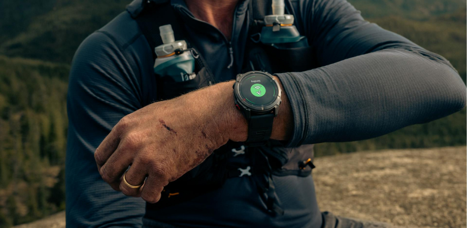 смартгодинник Garmin Fenix 8 на руці альпініста