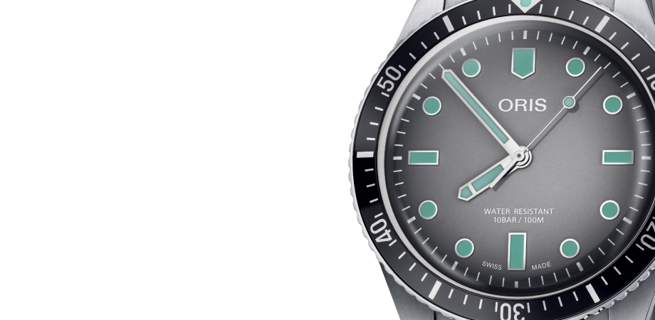 часы Oris Divers Sixty-Five Glow крупным планом