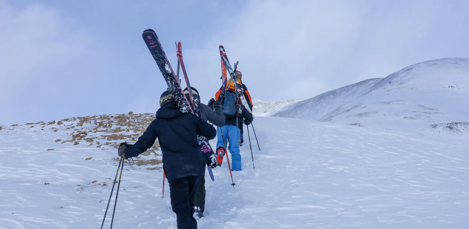 Фото Лыжники, поднимающиеся на перевал Лавленд, на высоте около 12 500 футов