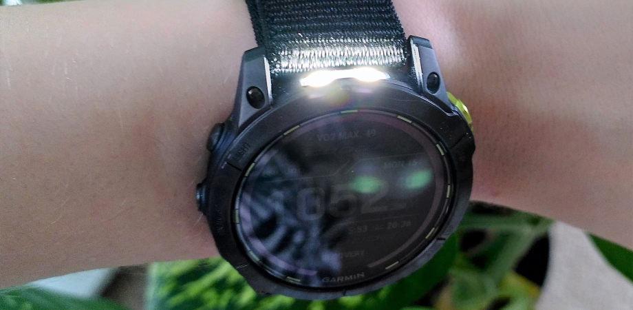 Годинник Garmin з функцією ліхтарика