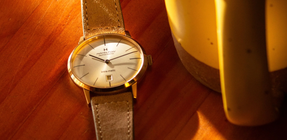 Бежевий замшевий ремінець від Molequin у поєднанні із золотим PVD-корпусом і срібним циферблатом надав годиннику Intra-Matic Auto елегантності в стилі casual