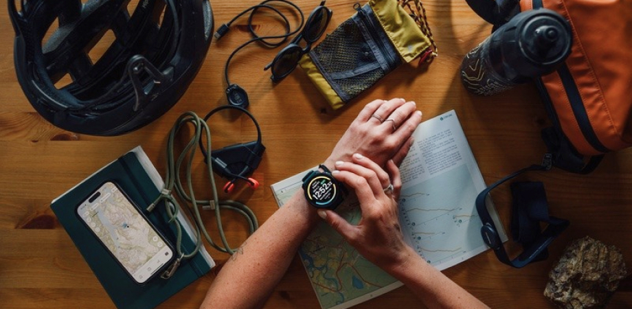 смартгодинник Suunto Vertical 2 - та обладнення на столі