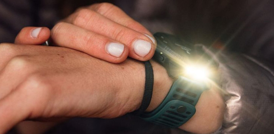 смартгодинник Suunto Vertical 2 - ліхтарик