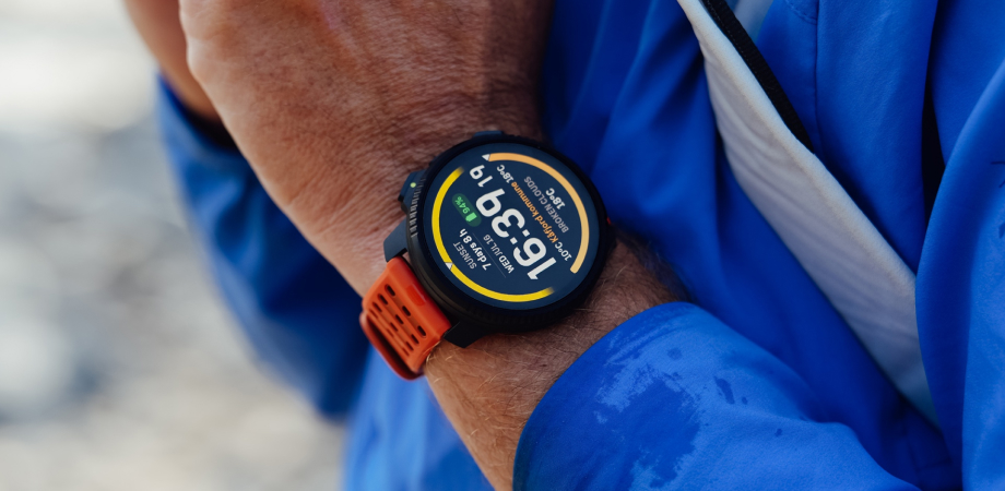 смартгодинник Suunto Vertical 2 на руці