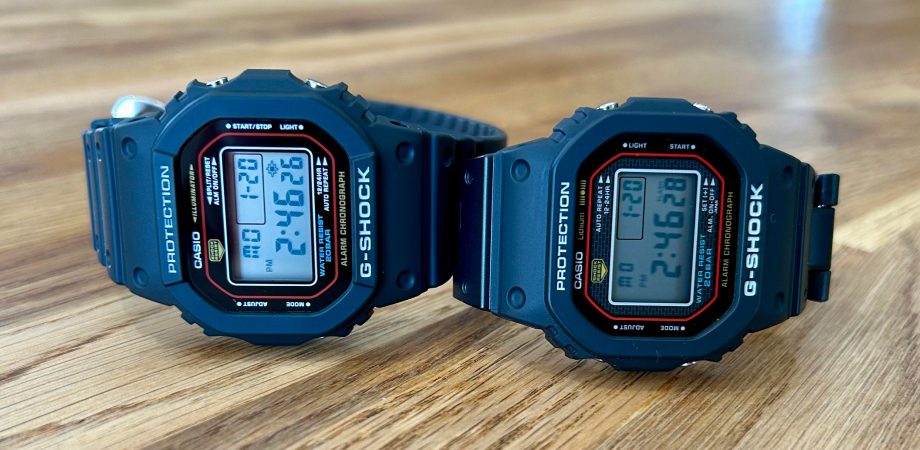 годинники Casio G-SHOCK The Origin DW-5600 та The Origin GW-5000 сині на столі