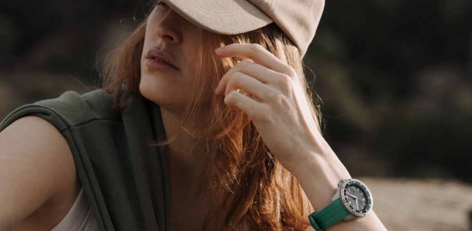 годинник Certina DS-X GMT на руці дівчини-мандрівниці